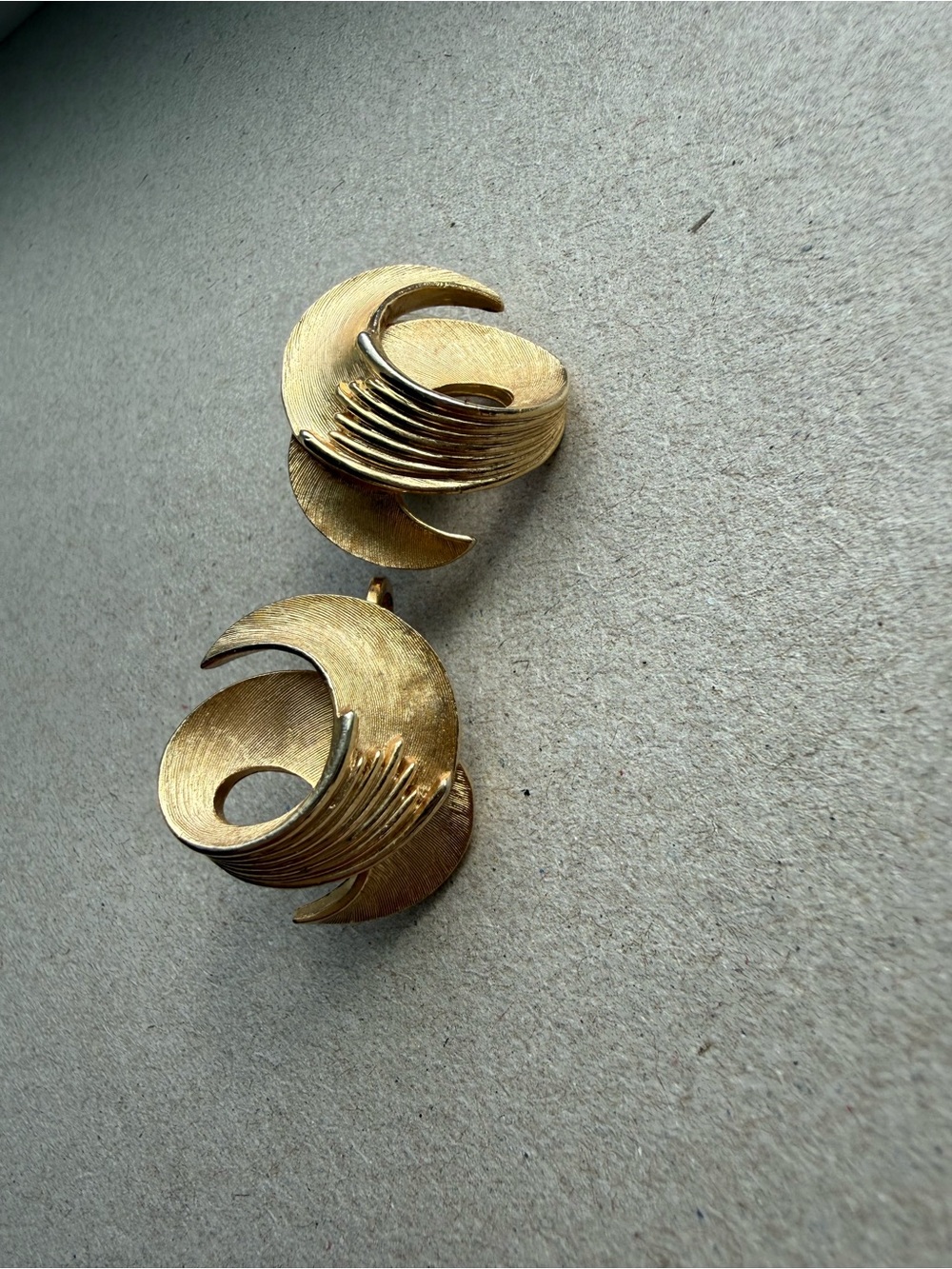 Vintage Crown Trifari Textured Gold Swirl Clip-on Earrings Mid Century
